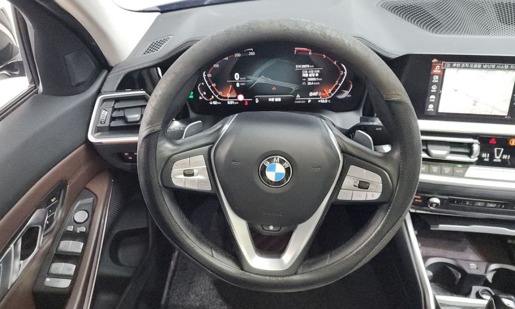 BMW 3-Series 320i Luxury, 2022