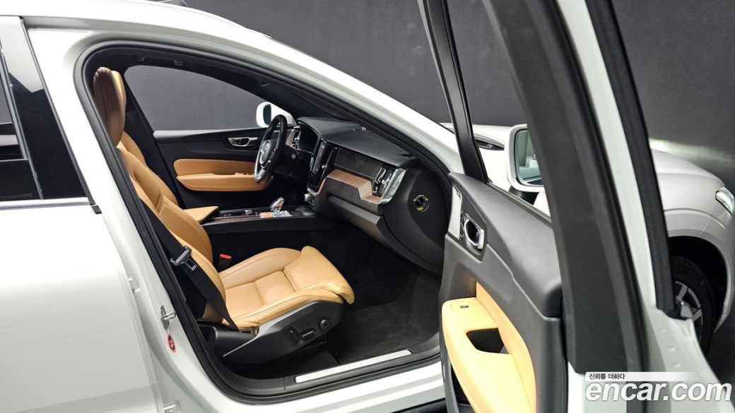 Volvo XC60 B6 Inscirtion, 2022