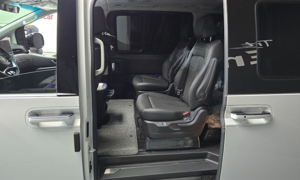 Hyundai Staria 4WD Lounge 9-Seater, 2025