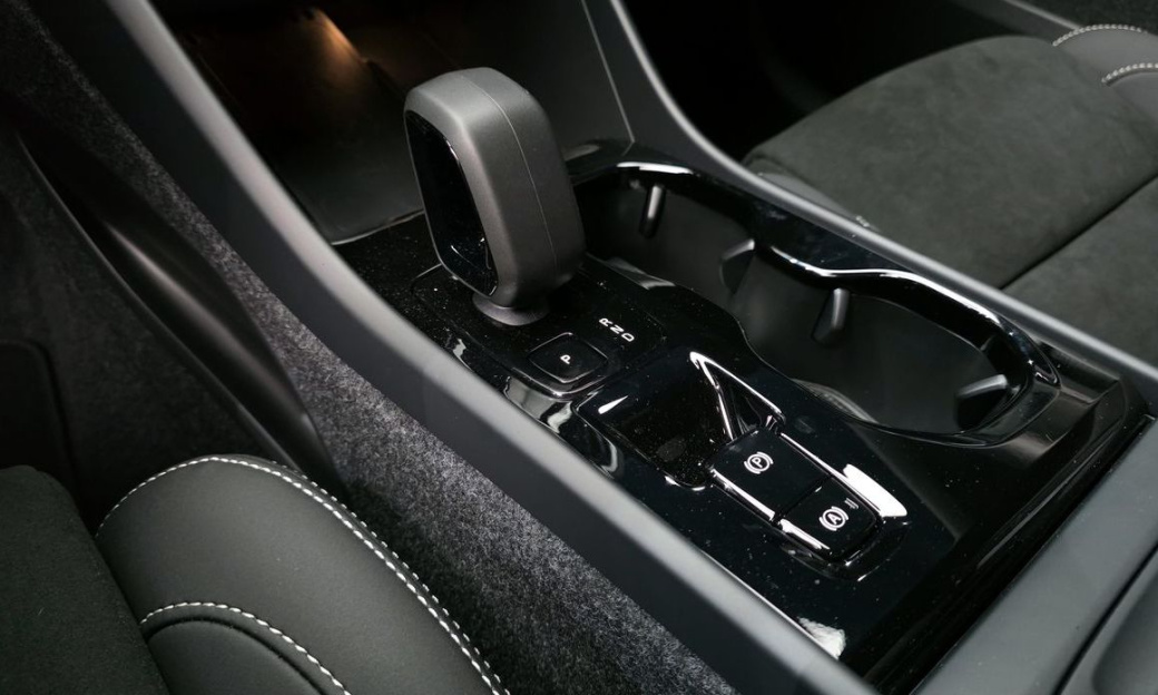 Volvo XC40 B4 Black Edition, 2025