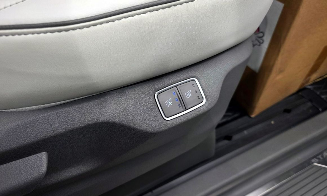 Hyundai Staria 4WD Lounge 9-Seater, 2023