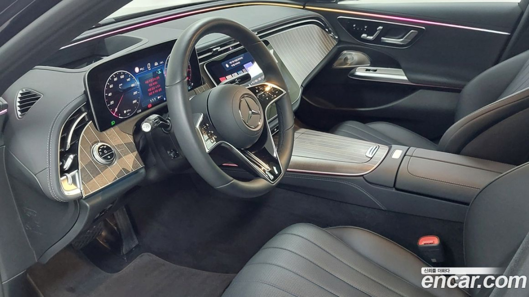 Mercedes-Benz E-Class E300 4MATIC Exclusive, 2025