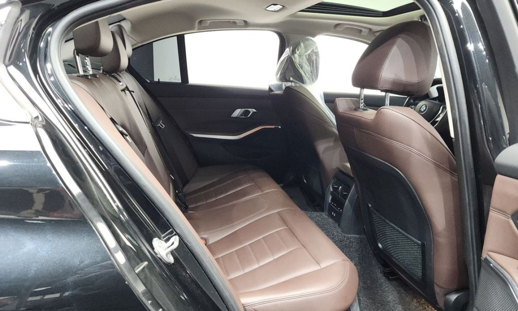 BMW 3-Series 320i Luxury, 2022