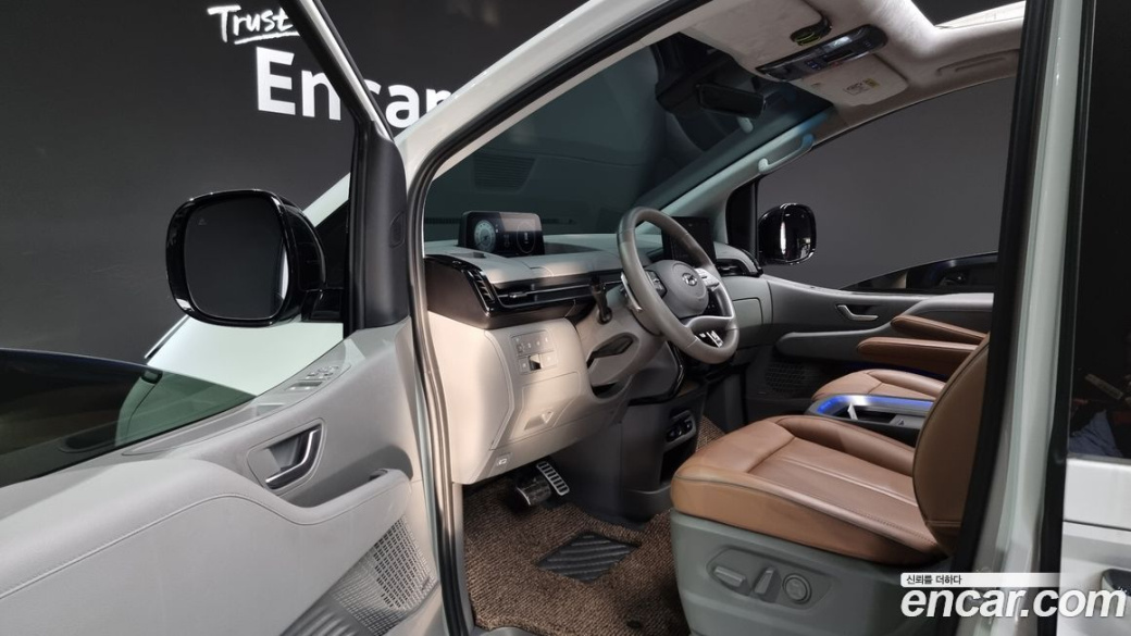 Hyundai Staria 4WD Lounge 7-Seater, 2023