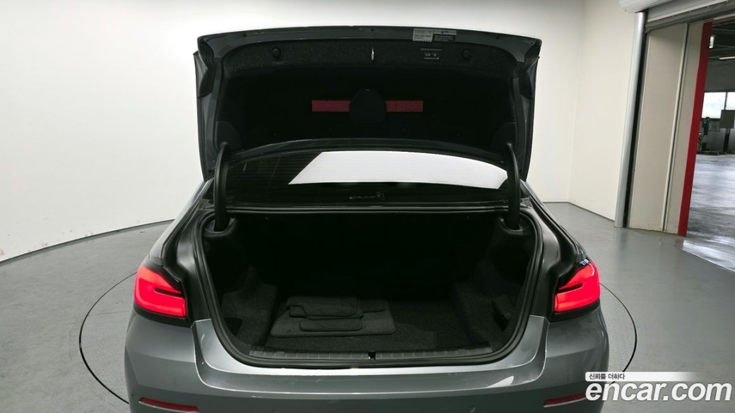 BMW 5-Series 530i xDrive Luxury, 2023
