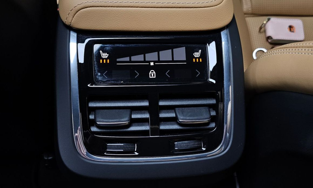 Volvo XC60 B6 Ultimate Bright, 2024