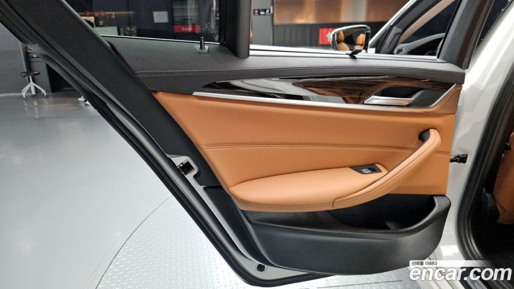 BMW 5-Series 520i Luxury, 2023