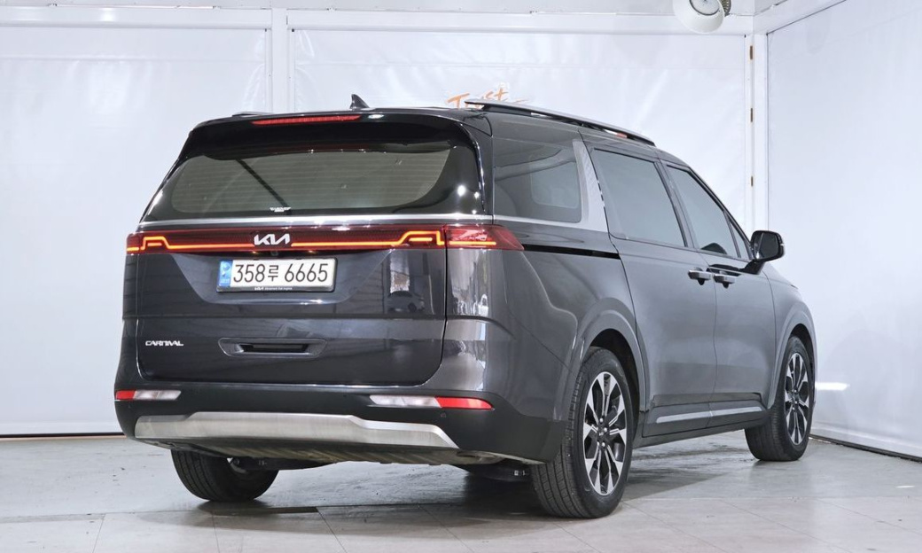 Kia Carnival 7-Seater Outdoor, 2023