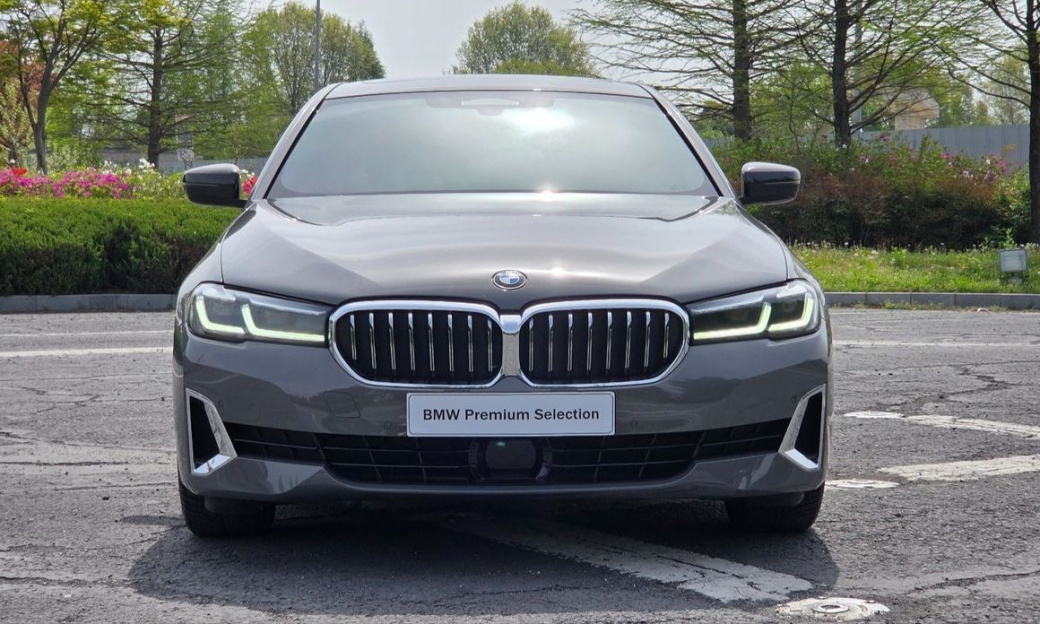 BMW 5-Series 520i Luxury, 2022