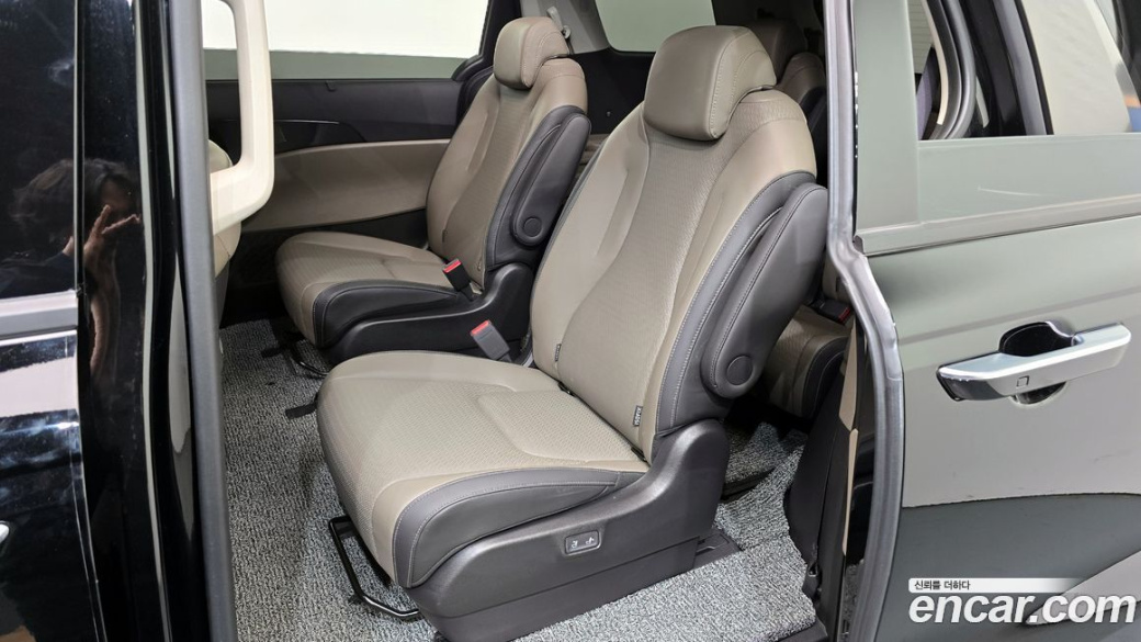Kia Carnival 9-Seater Gravity, 2024