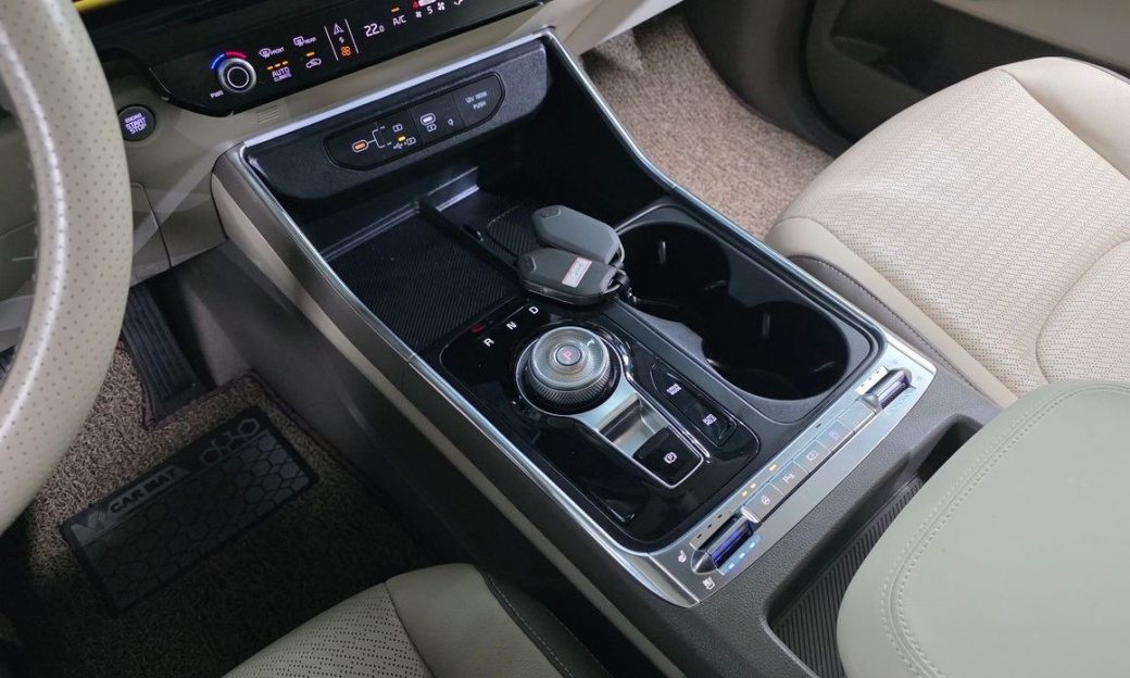 Kia Carnival 9-Seater Signature, 2024