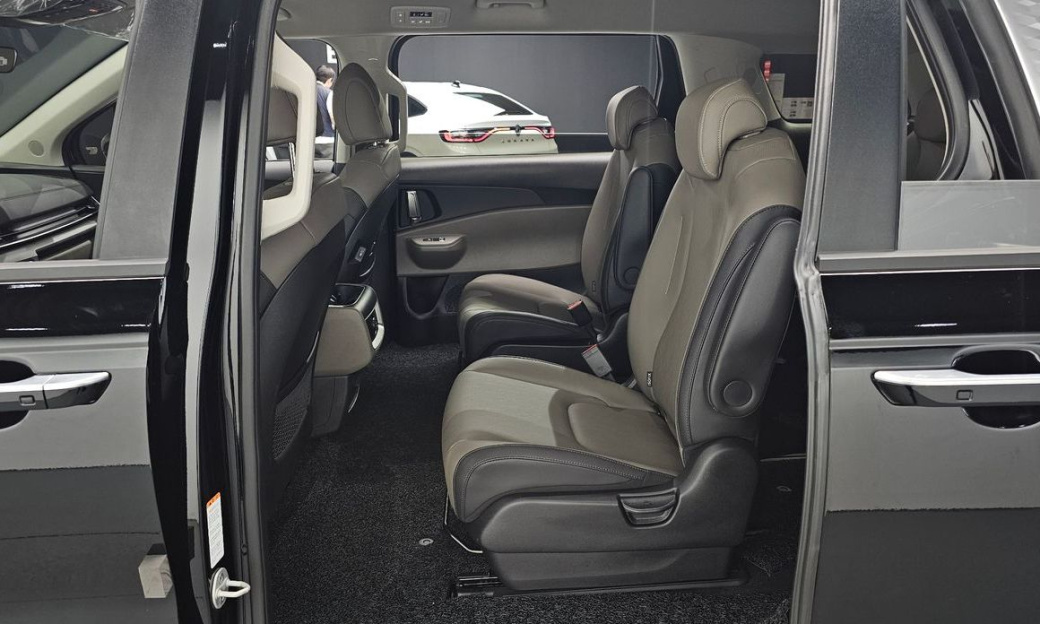 Kia Carnival 9-Seater Prestige, 2025