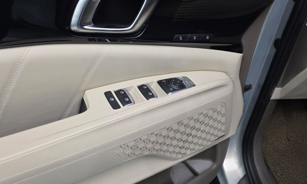 Kia Carnival 9-Seater Signature, 2025