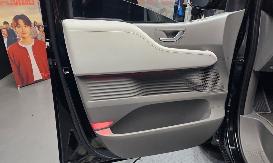 Hyundai Staria Lounge 7-Seater, 2022