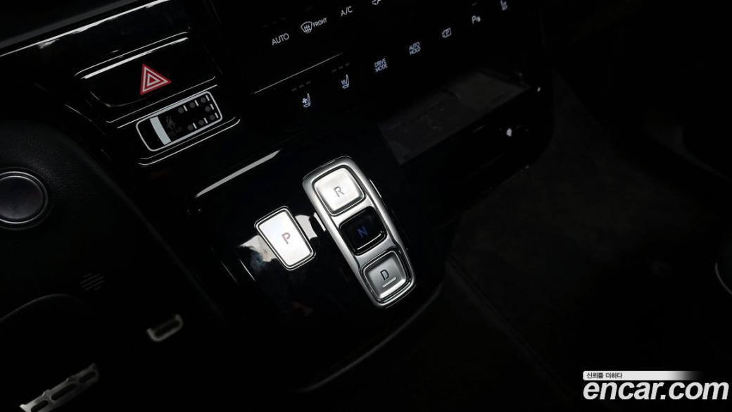Hyundai Staria 4WD Lounge 9-Seater, 2022