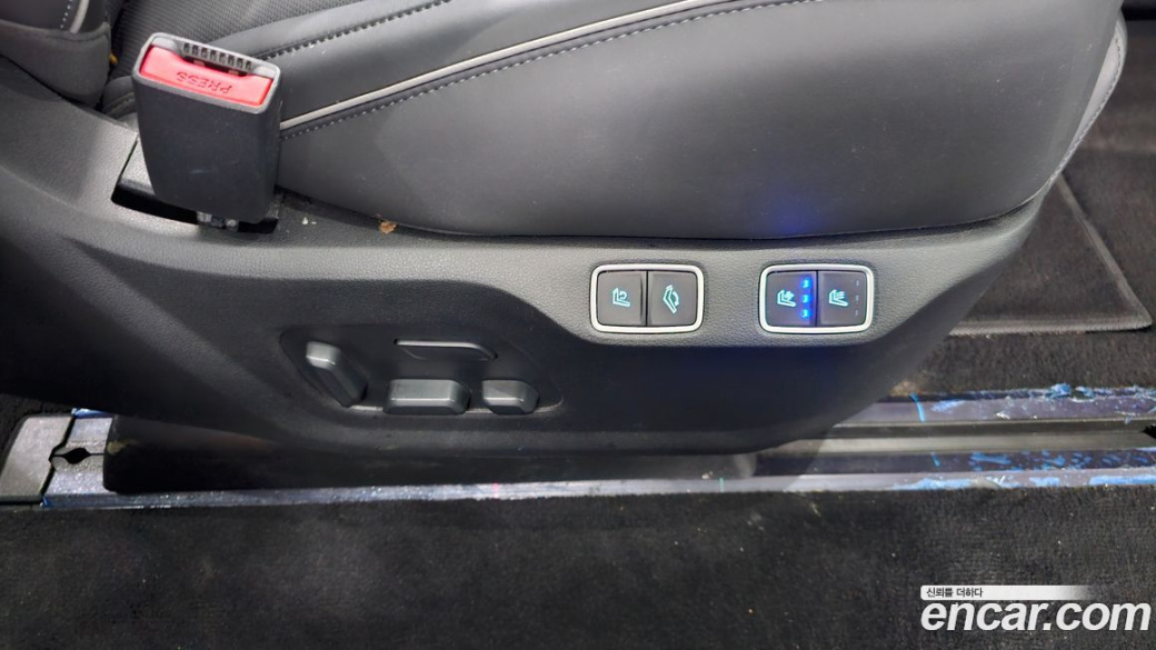 Hyundai Staria 4WD Lounge 7-Seater, 2022