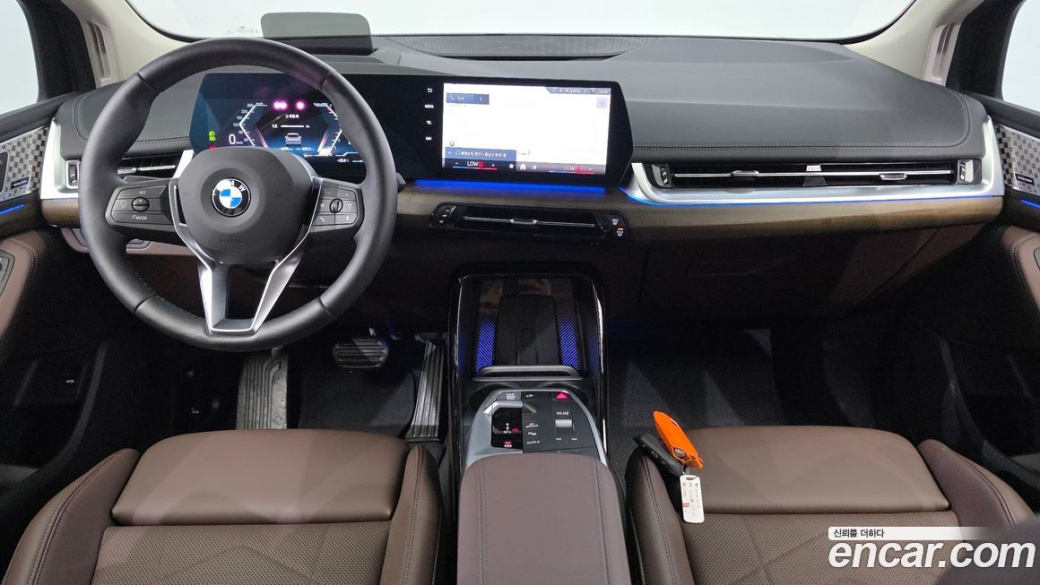 BMW 2-Series 220i Luxury, 2025