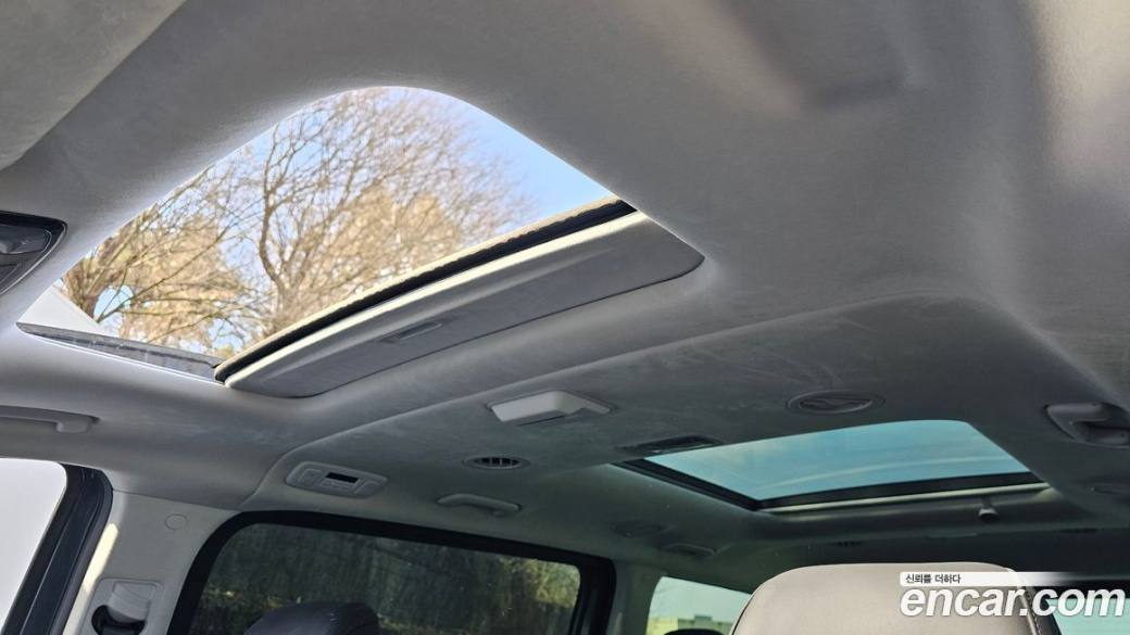 Hyundai Staria 4WD Lounge 9-Seater, 2022