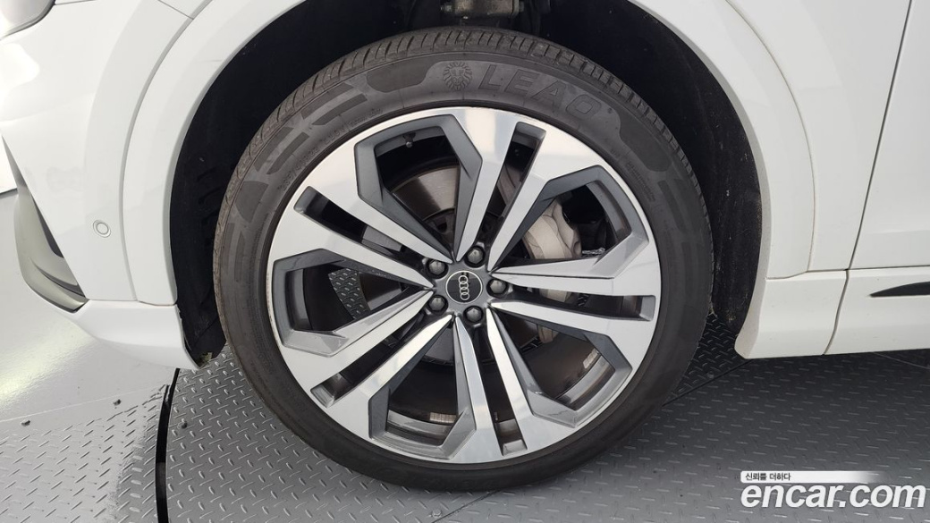 Audi Q8 55 TFSI Quattro Premium, 2023