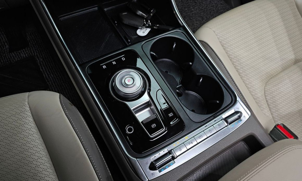 Kia Carnival 9-Seater Signature, 2024