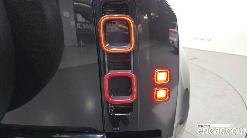Land Rover Defender 110 P300 X-Dynamic SE, 2024