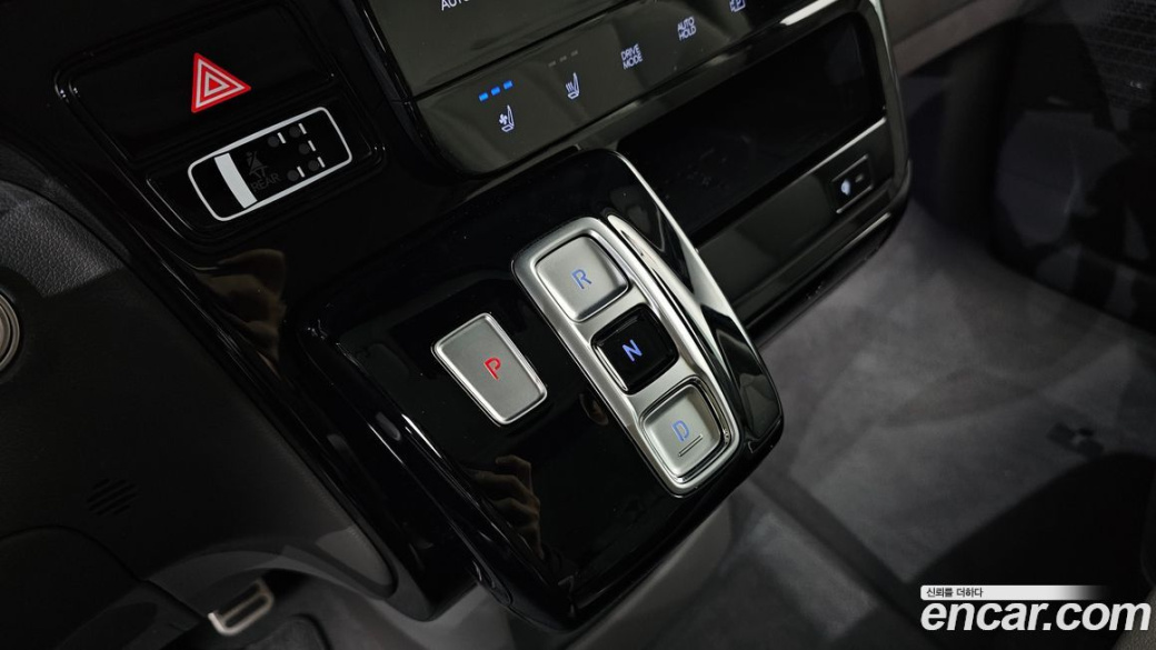 Hyundai Staria 4WD Lounge 7-Seater, 2024