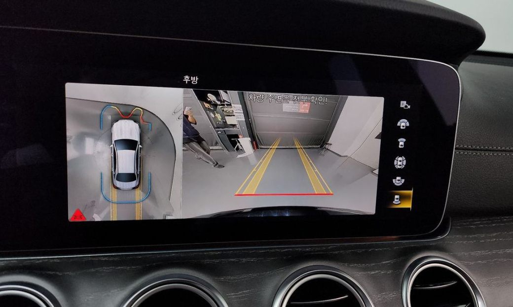 Mercedes-Benz E-Class E350 4MATIC AMG Line, 2023