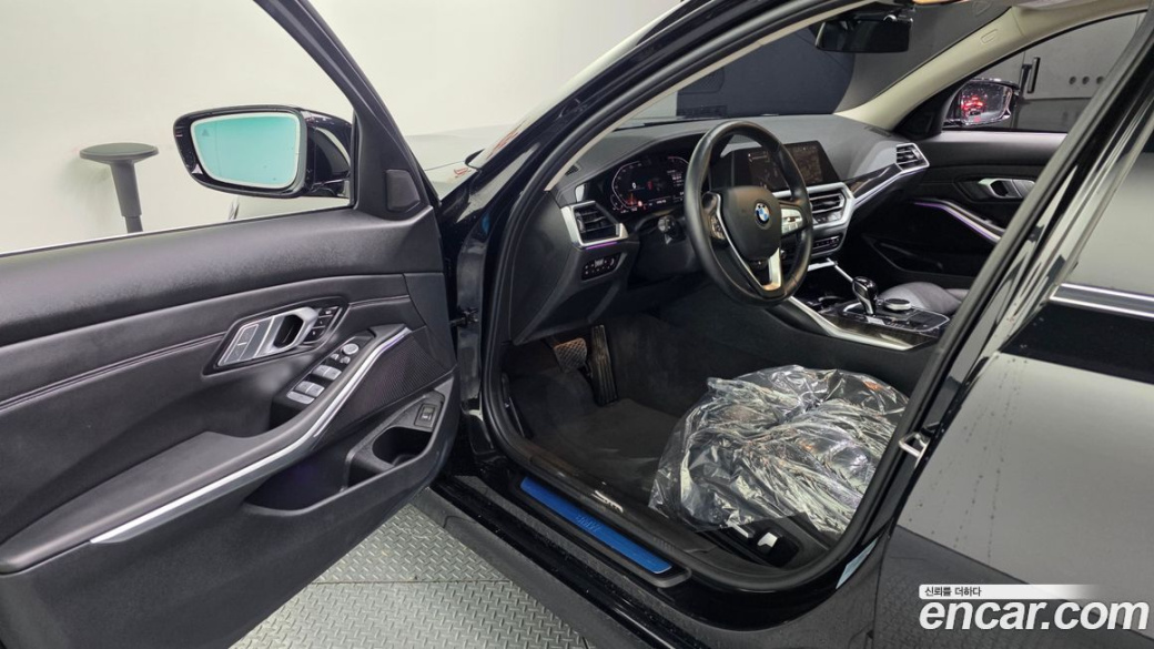 BMW 3-Series 320i Luxury, 2022