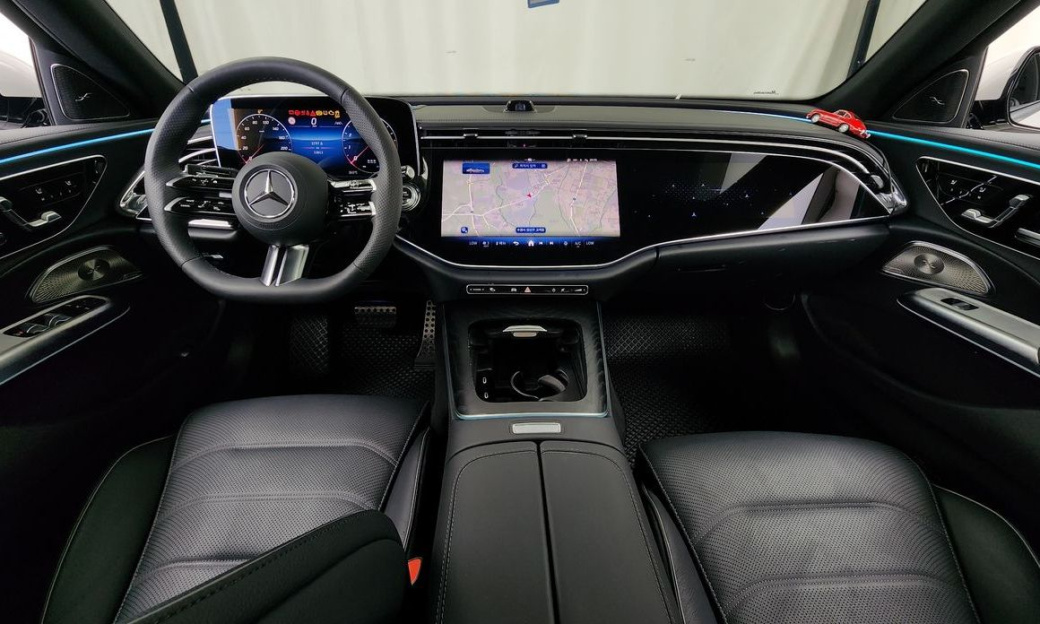 Mercedes-Benz E-Class E300 4MATIC AMG Line, 2024