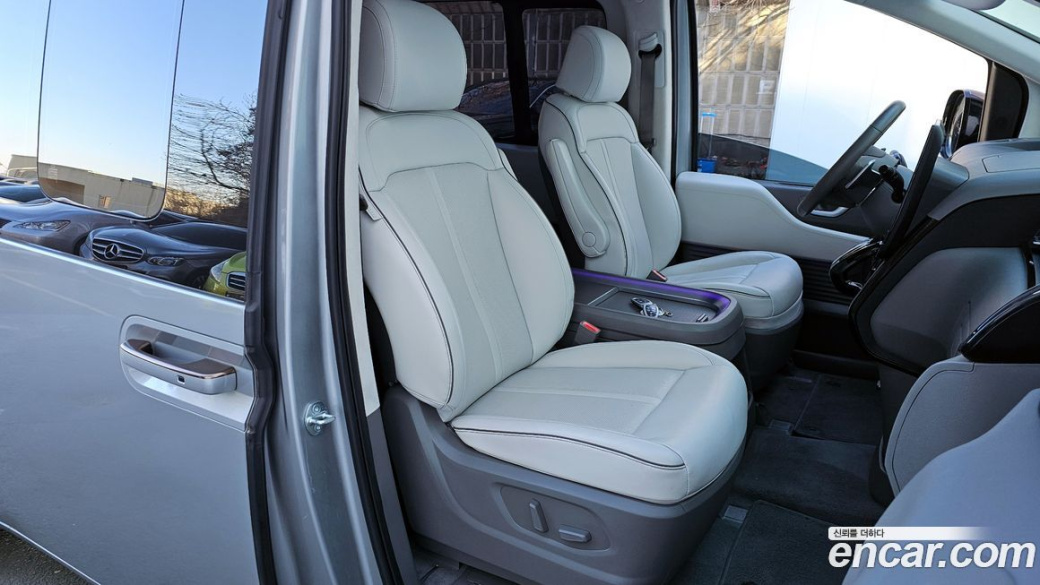 Hyundai Staria 4WD Lounge 9-Seater, 2023