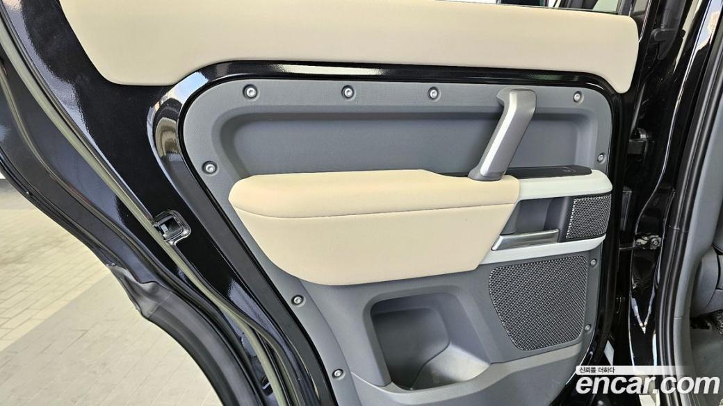 Land Rover Defender 110 P300 X-Dynamic SE, 2023