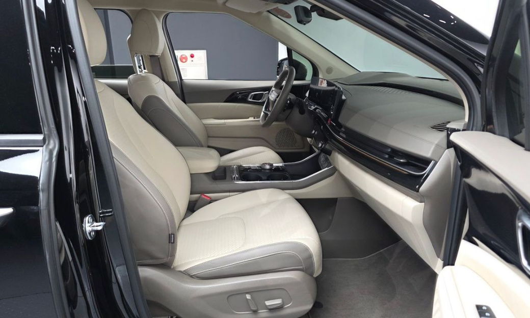 Kia Carnival 9-Seater Gravity, 2025
