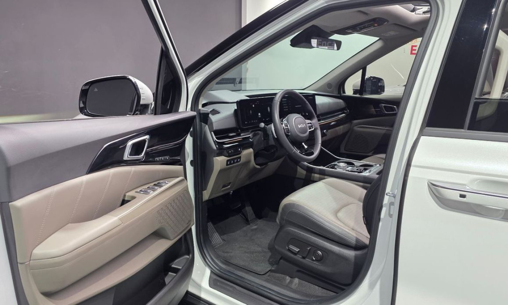 Kia Carnival 9-Seater Signature, 2024