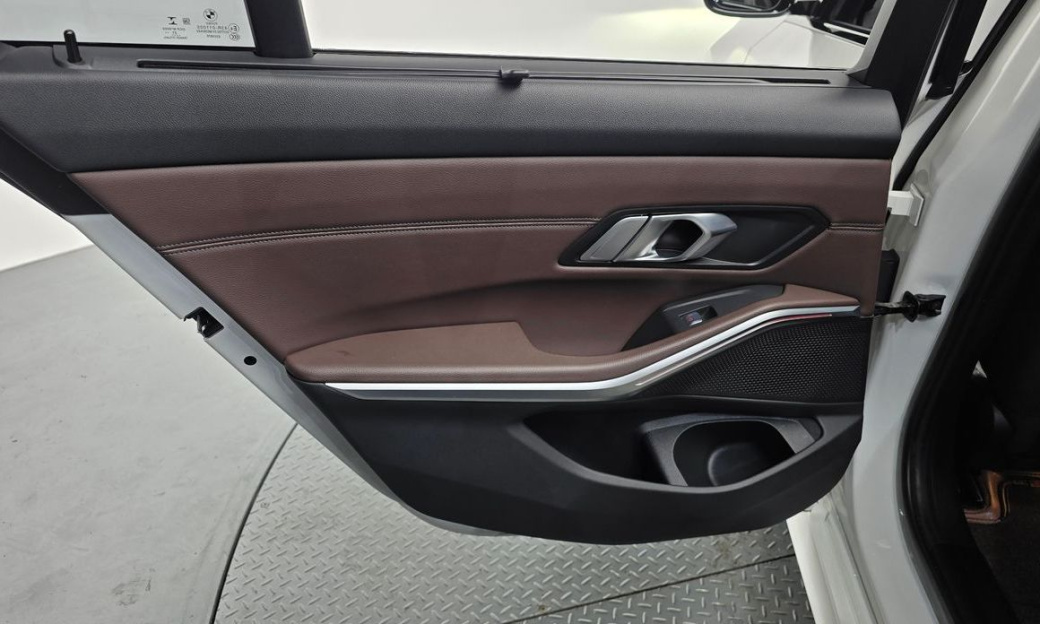 BMW 3-Series 320i Touring M Sports, 2022