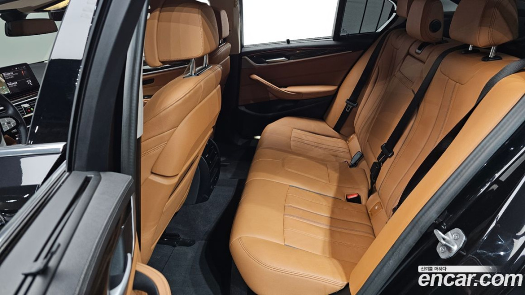 BMW 5-Series 520i Luxury, 2023