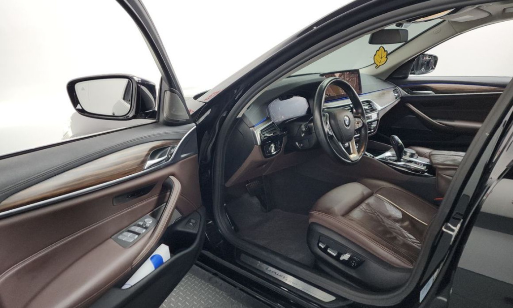 BMW 5-Series 530i Luxury, 2022