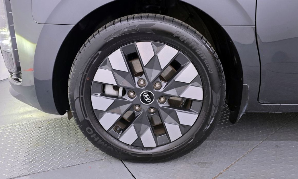 Hyundai Staria 4WD Lounge 9-Seater, 2022