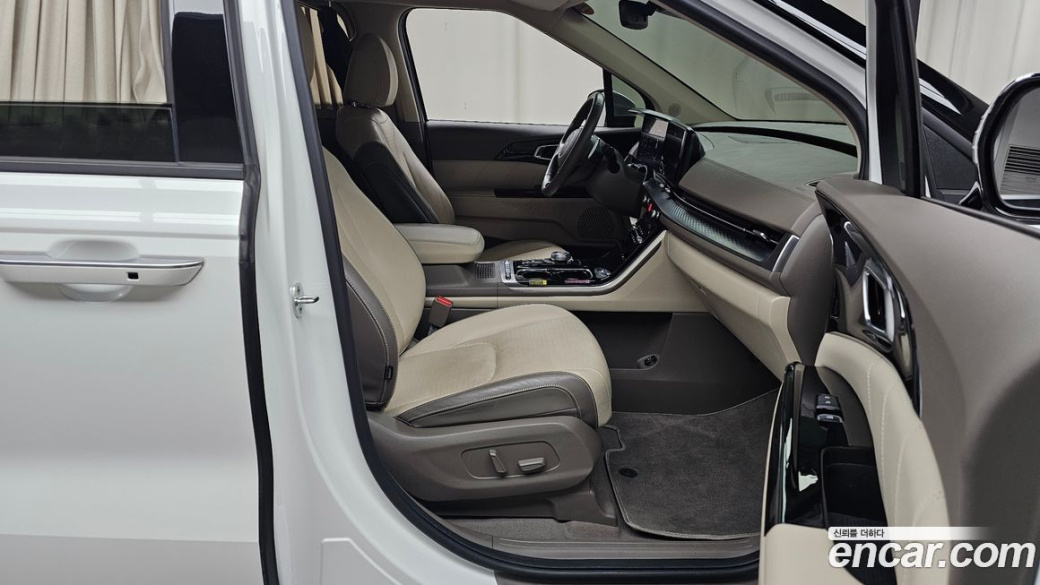Kia Carnival 9-Seater Hi-Limousine, 2023