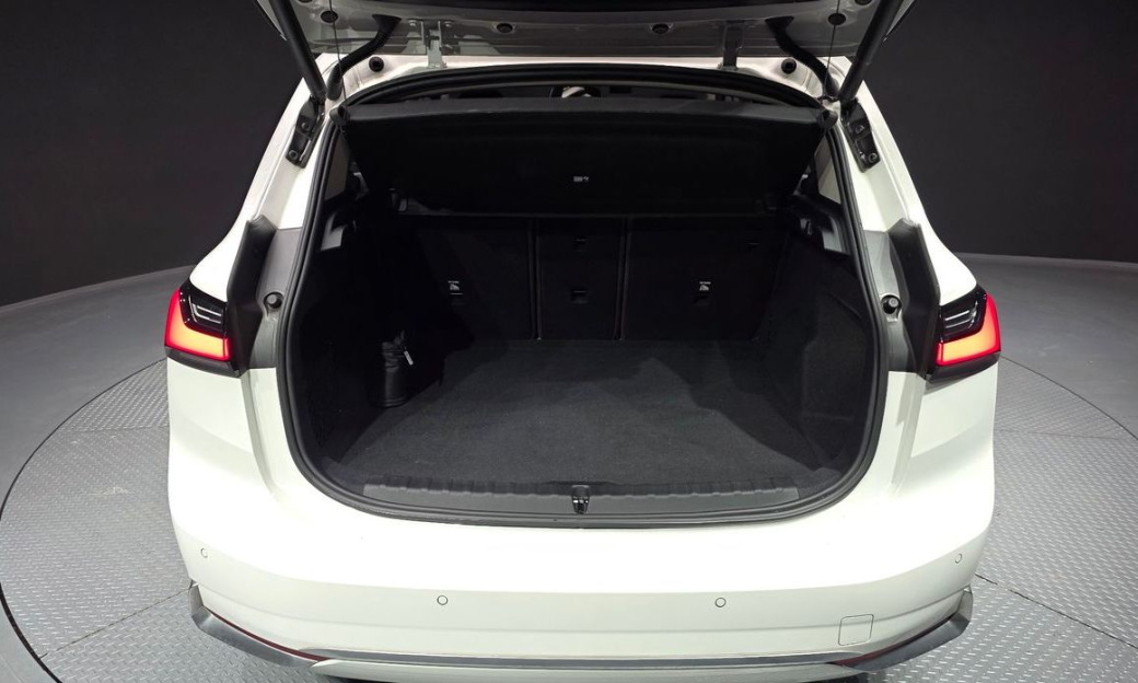 BMW 2-Series 220i Luxury, 2024