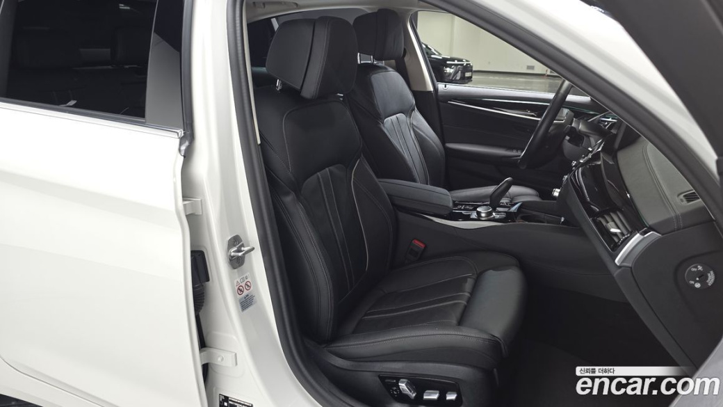 BMW 5-Series 520i Luxury, 2022