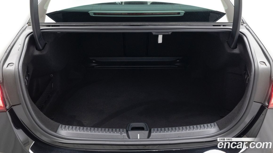 Mercedes-Benz E-Class E300 4MATIC Exclusive, 2025