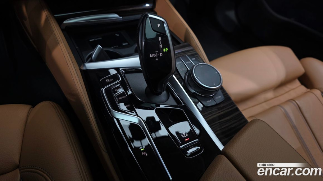 BMW 5-Series 520i Luxury, 2023