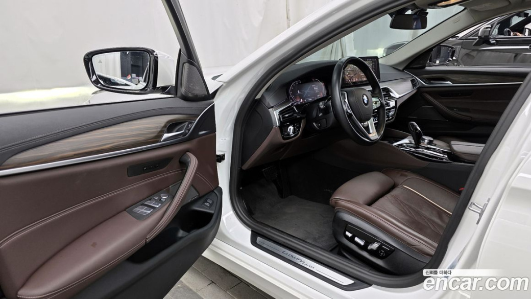 BMW 5-Series 530i Luxury, 2023