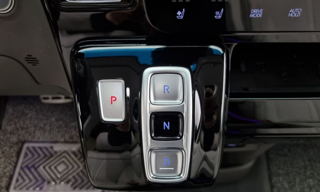 Hyundai Staria 4WD Lounge 7-Seater, 2024