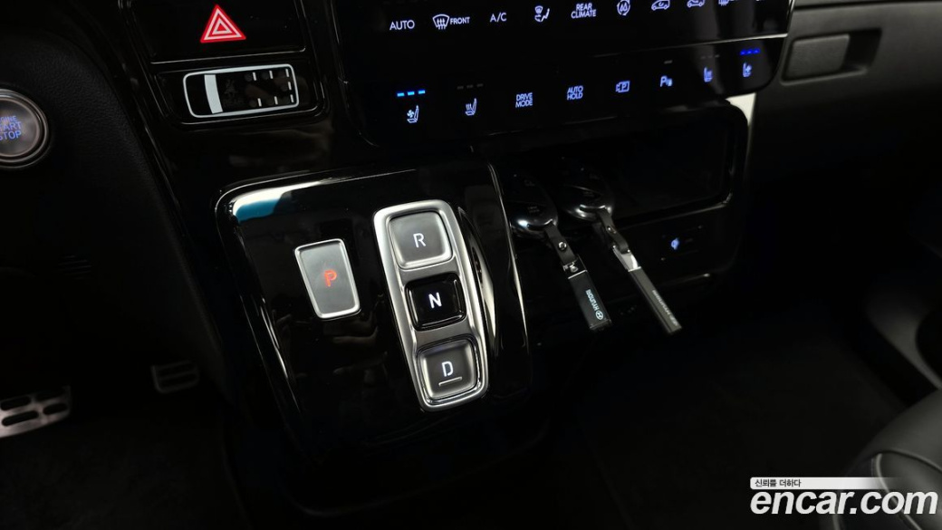 Hyundai Staria 4WD Lounge 9-Seater, 2025