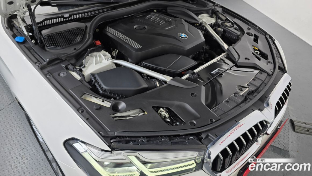 BMW 5-Series 520i Luxury, 2023