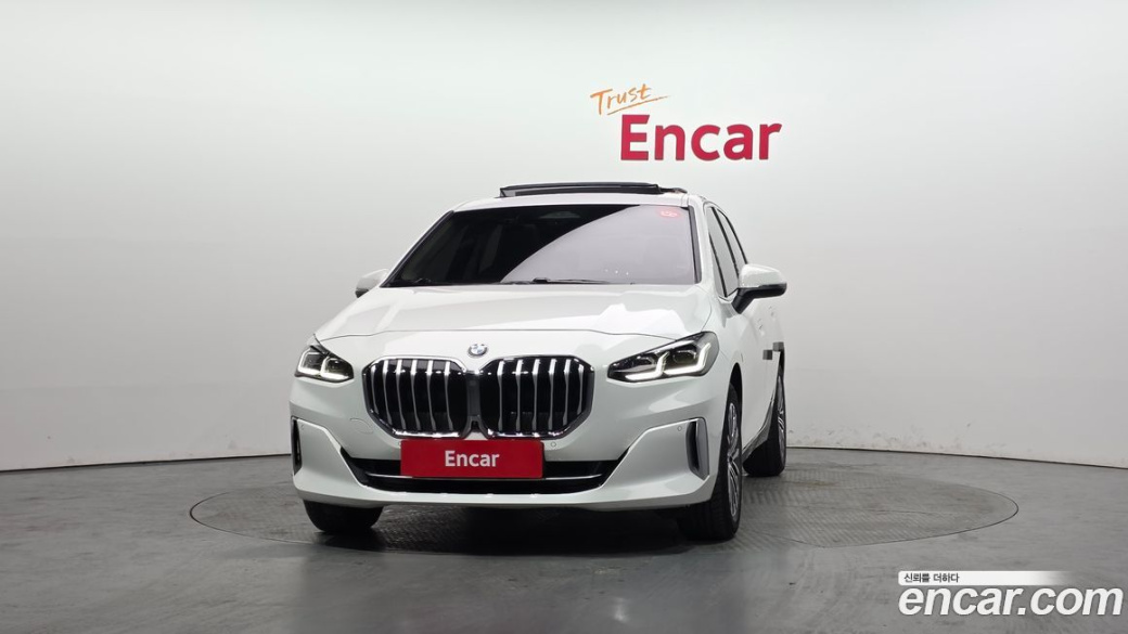 BMW 2-Series 220i Luxury, 2023