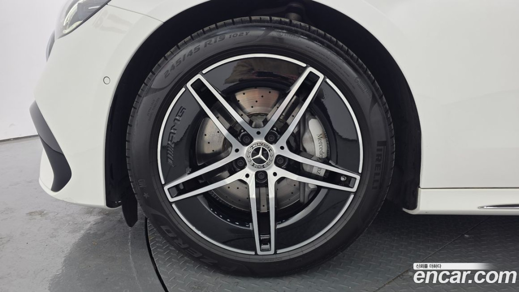Mercedes-Benz E-Class E300 4MATIC AMG Line, 2025