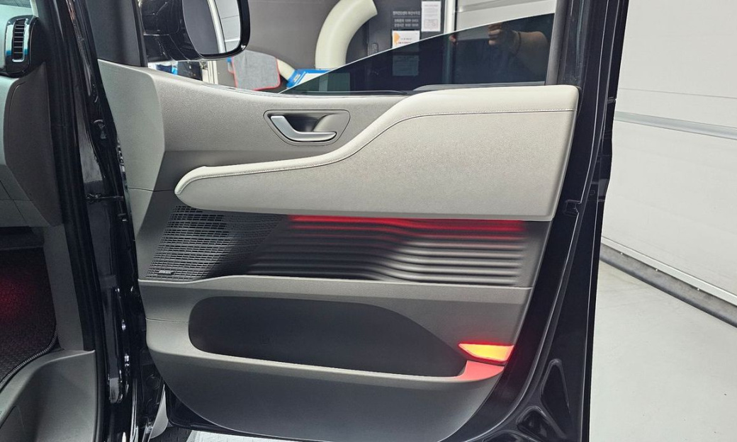 Hyundai Staria Lounge 7-Seater, 2022