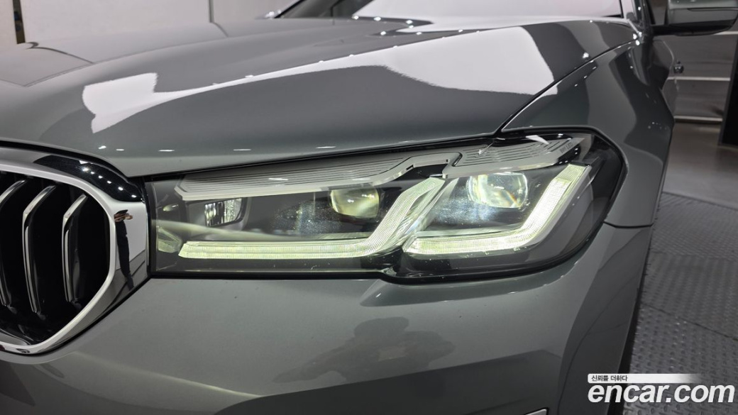 BMW 5-Series 520i Luxury, 2023
